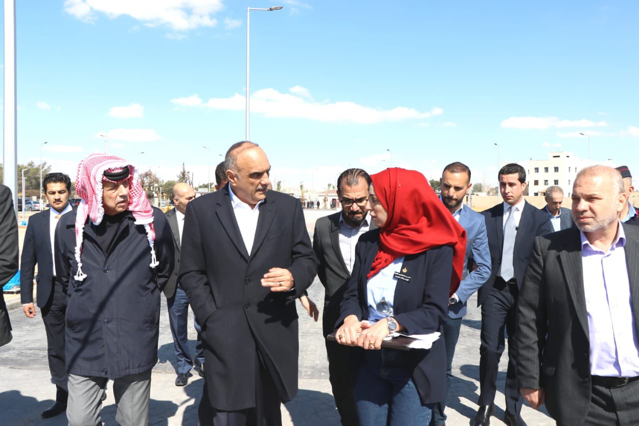 صورة حول : رئيس الوزراء يتفقد مشروع الحديقة البيئية في الزرقاء رئيس الوزراء يتفقد مشروع الحديقة البيئية في الزرقاء
