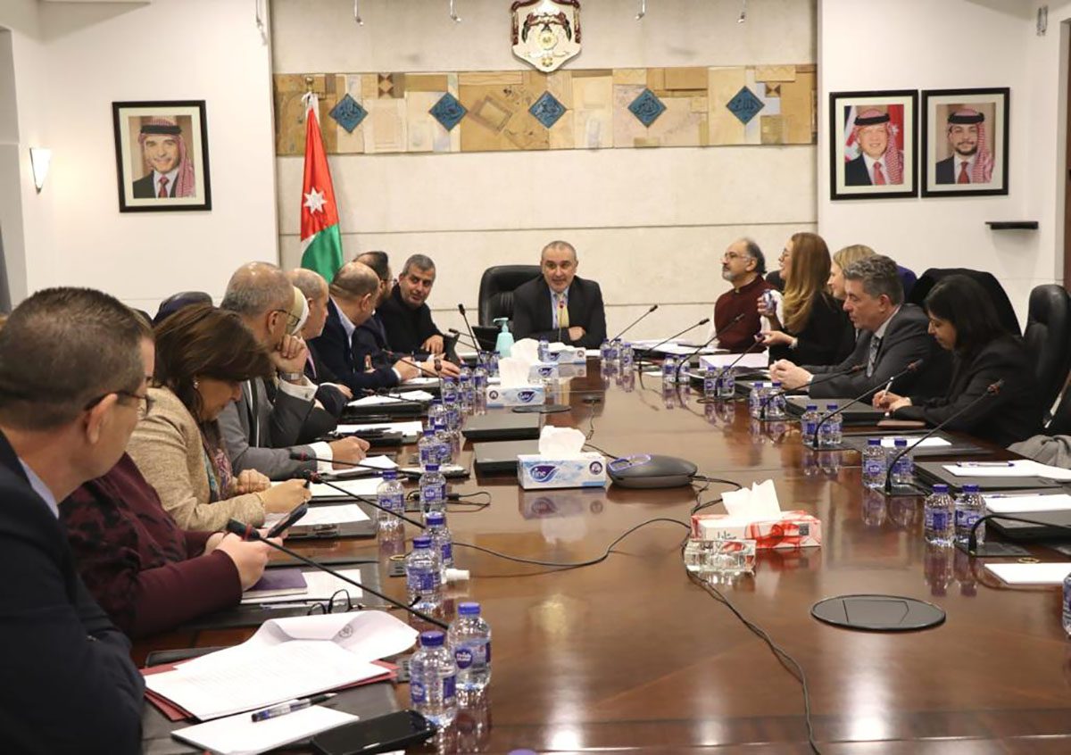 صورة حول : الفريق الاقتصادي الحكومي يلتقي وفداً من البنك الدولي https://www.sarahanews.net/wp-content/uploads/2023/02/1675505714_724_الفريق-الاقتصادي-الحكومي-يلتقي-وفداً-من-البنك-الدولي.jpg