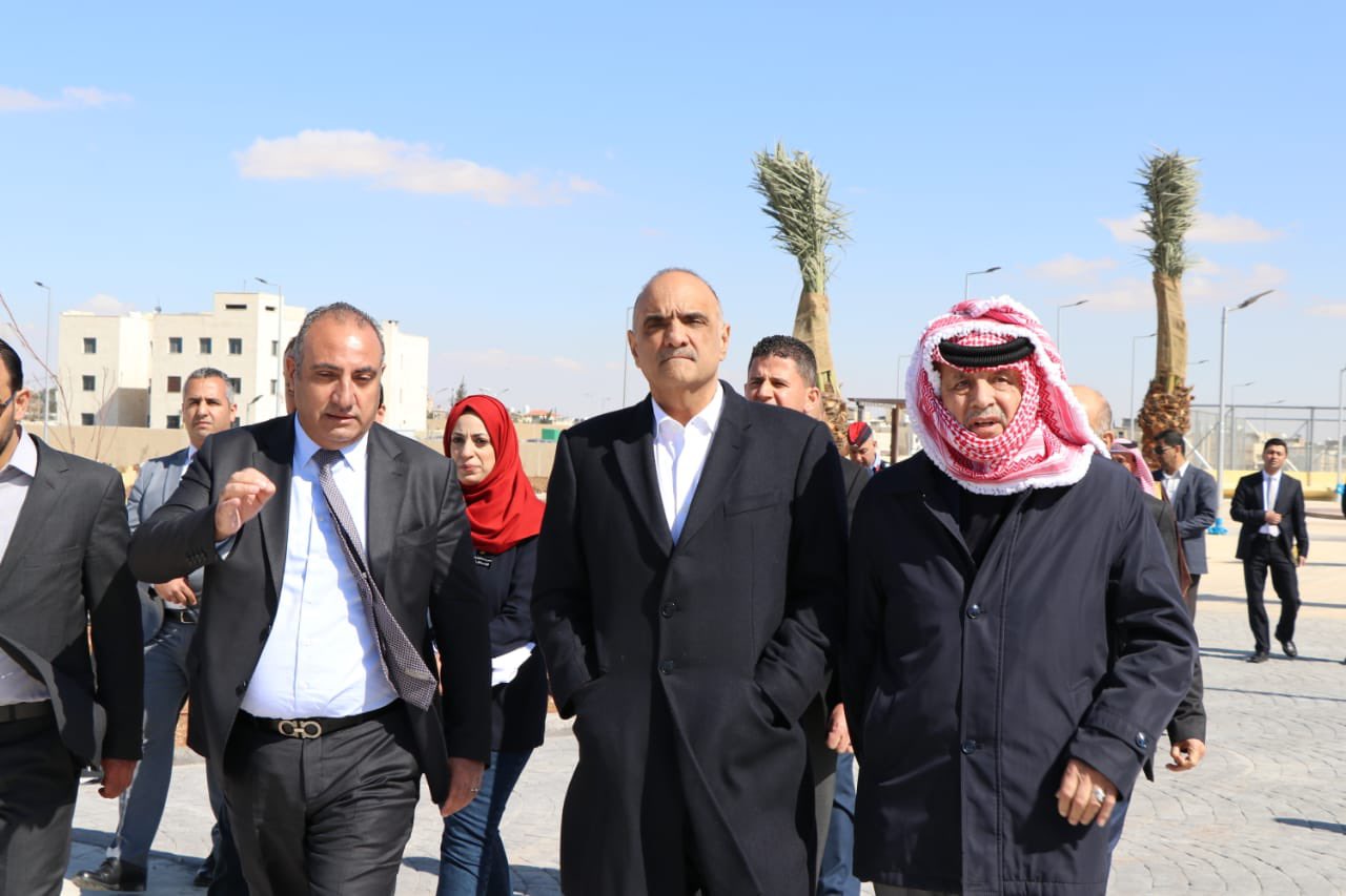 صورة حول : رئيس الوزراء يتفقد مشروع الحديقة البيئية في الزرقاء رئيس الوزراء يتفقد مشروع الحديقة البيئية في الزرقاء