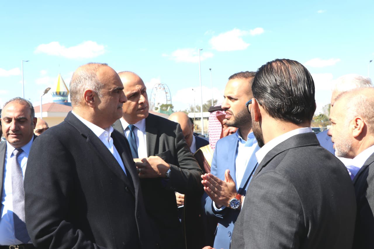 صورة حول : رئيس الوزراء يتفقد مشروع الحديقة البيئية في الزرقاء رئيس الوزراء يتفقد مشروع الحديقة البيئية في الزرقاء