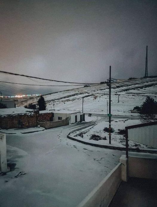 استمرار تساقط الثلوج في بعض المناطق دون تراكمات.. فيديوهات