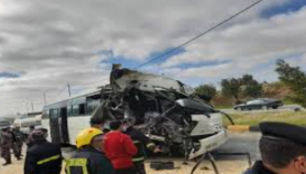 إصابة بحادث تصادم بين شاحنة ومركبة صغيرة في عمان 