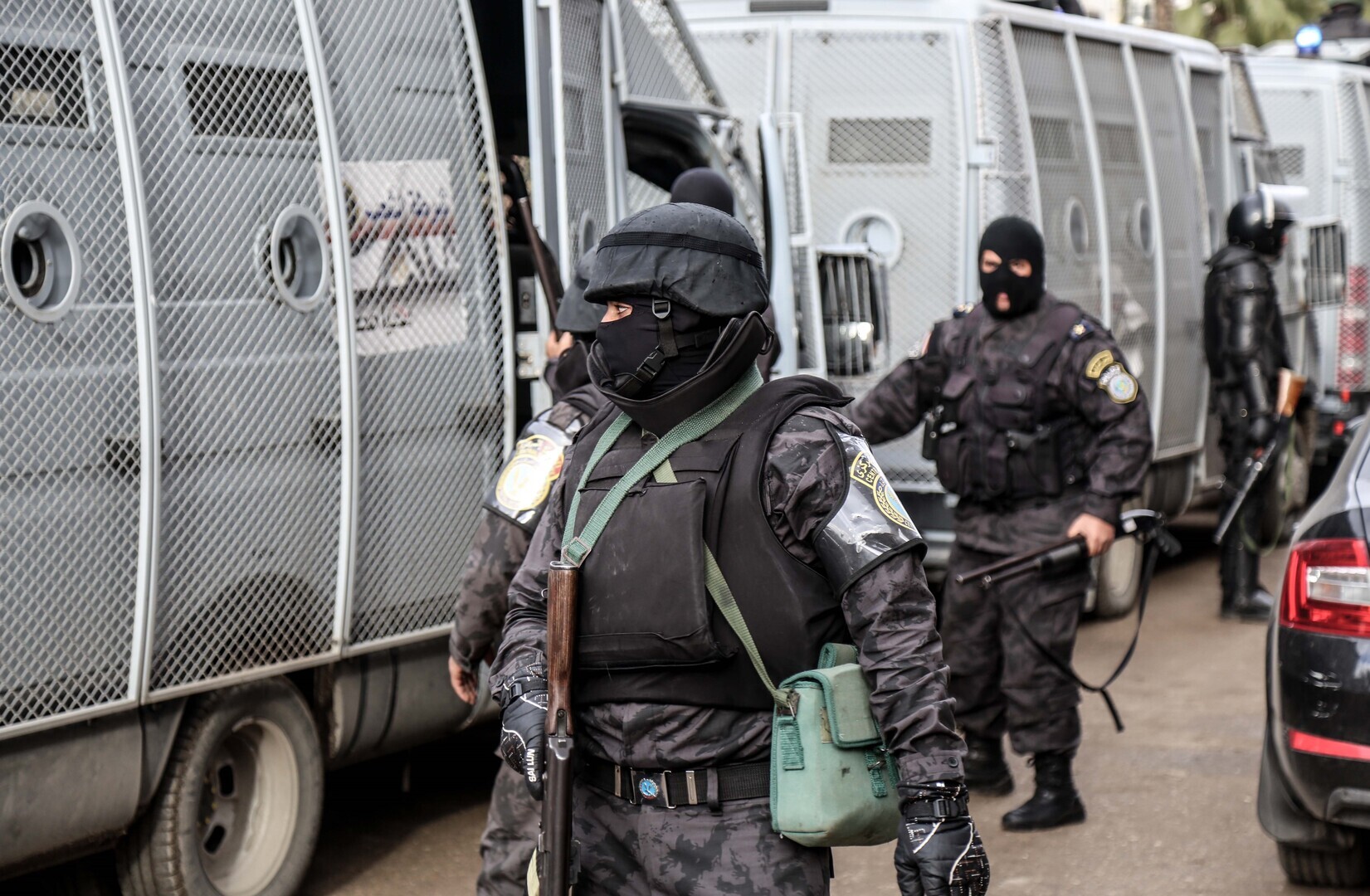 مصر تسلم سلطنة عمان متهمين آسيويين هاربين من العدالة