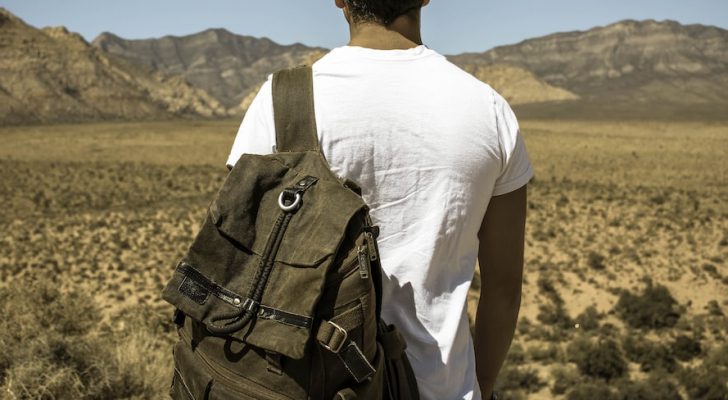 التحقيق مع شخص حمل ٢٥٠ كف حشيش على ظهره لتهريبها