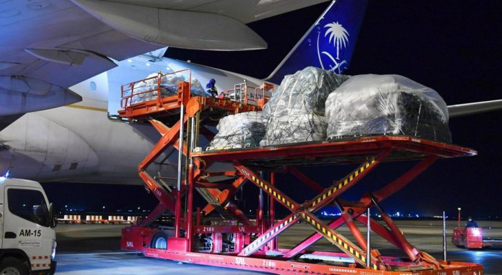 أول طائرة مساعدات سعودية تحط في مطار حلب