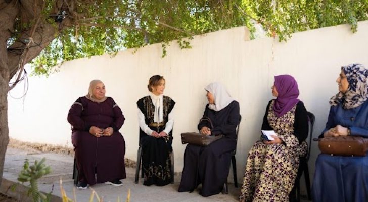 الملكة رانيا العبدالله تلتقي سيدات في غور الصافي وتطلع على مشاريعهن الانتاجية