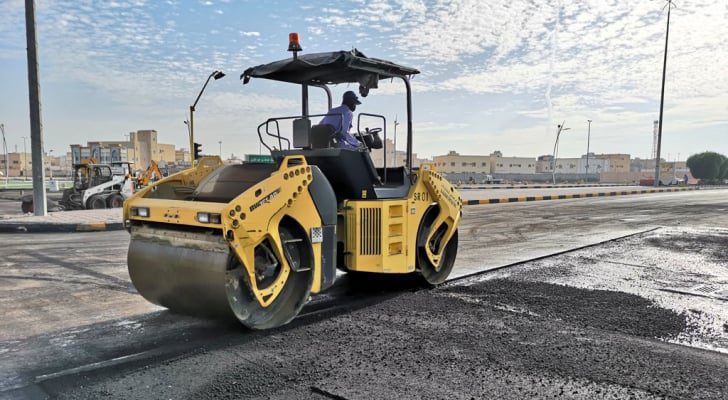 بدء أعمال المرحلة الأولى لصيانة طريق الموقر - الأزرق