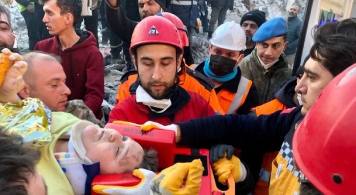 بعد ١٨٢ ساعة.. إنقاذ طفل من تحت أنقاض زلزال تركيا