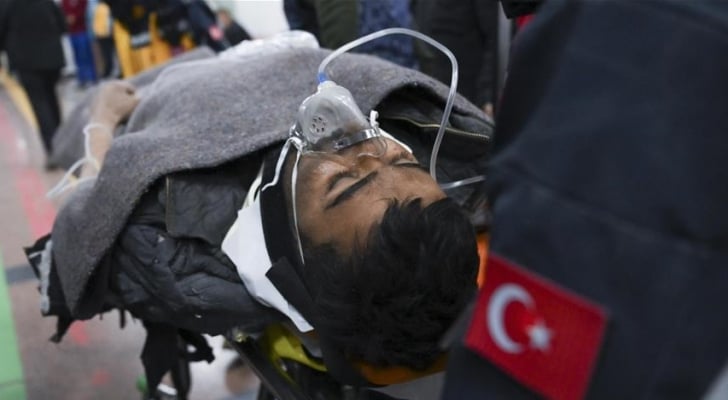 بعد ٢٦١ ساعة.. إنقاذ شخصين من تحت ركام الزلزال المدمر