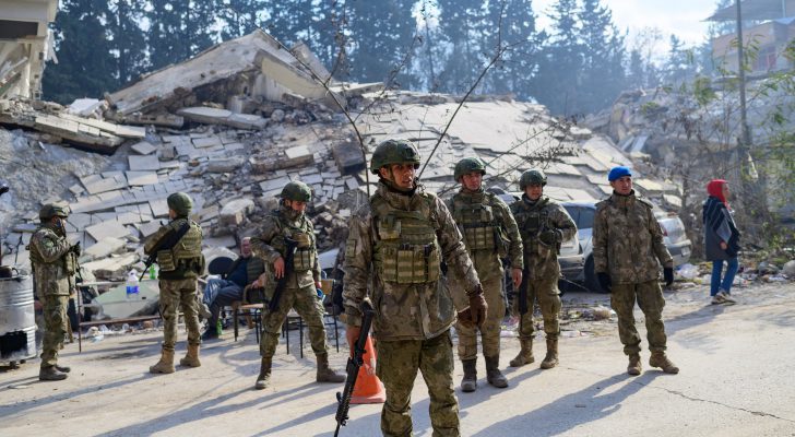 تركيا: ٢٥ ألفاً من القوات المسلحة يعملون بمنطقة الزلزال