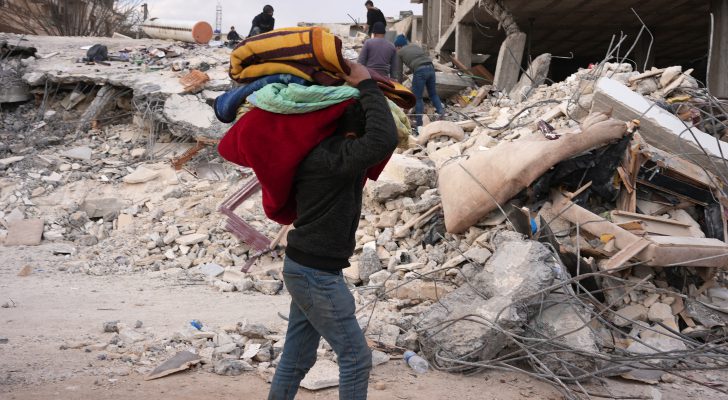 توقيف ٤٨ شخصا في تركيا لقيامهم بأعمال نهب في المناطق المنكوبة