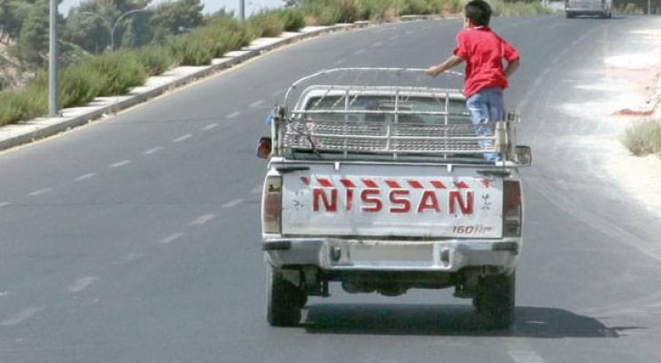 ضبط مركبات تحمل أطفالا في الصندوق الخلفي أثناء التنزه