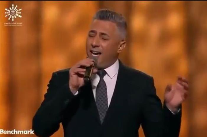 صورة حول : عمر العبداللات يبكي عائلة طلال مداح والجمهور بأداء أغنية "قولوا للغالي" في حفل ليلة تكريم صوت الأرض عمر العبداللات يبكي عائلة طلال مداح والجمهور بأداء أغنية "قولوا للغالي" في حفل ليلة تكريم صوت الأرض