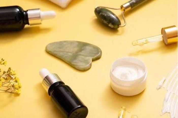 في روتين العناية بالبشرة.. السيروم أم المرطب أولاً؟