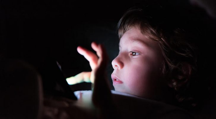 مخاطر قضاء الأطفال لفترات طويلة أمام شاشات الهواتف والتلفاز