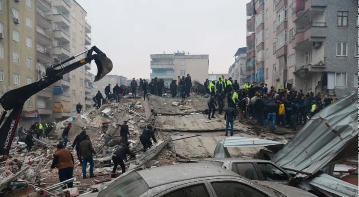 منع أصحاب العقارات المنهارة في تركيا من السفر جراء الزلزال