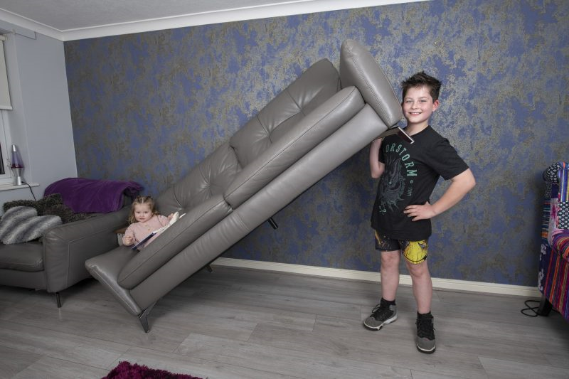 'أقوى تلميذ بريطاني'.. عمره 10 سنوات ورفع 115 كيلوغراما