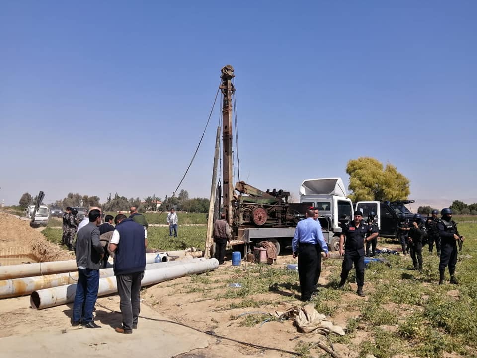 فيديو وصور .. ضبط اعتداءات جديدة على المياه في الشونة الجنوبية وأم الرصاص