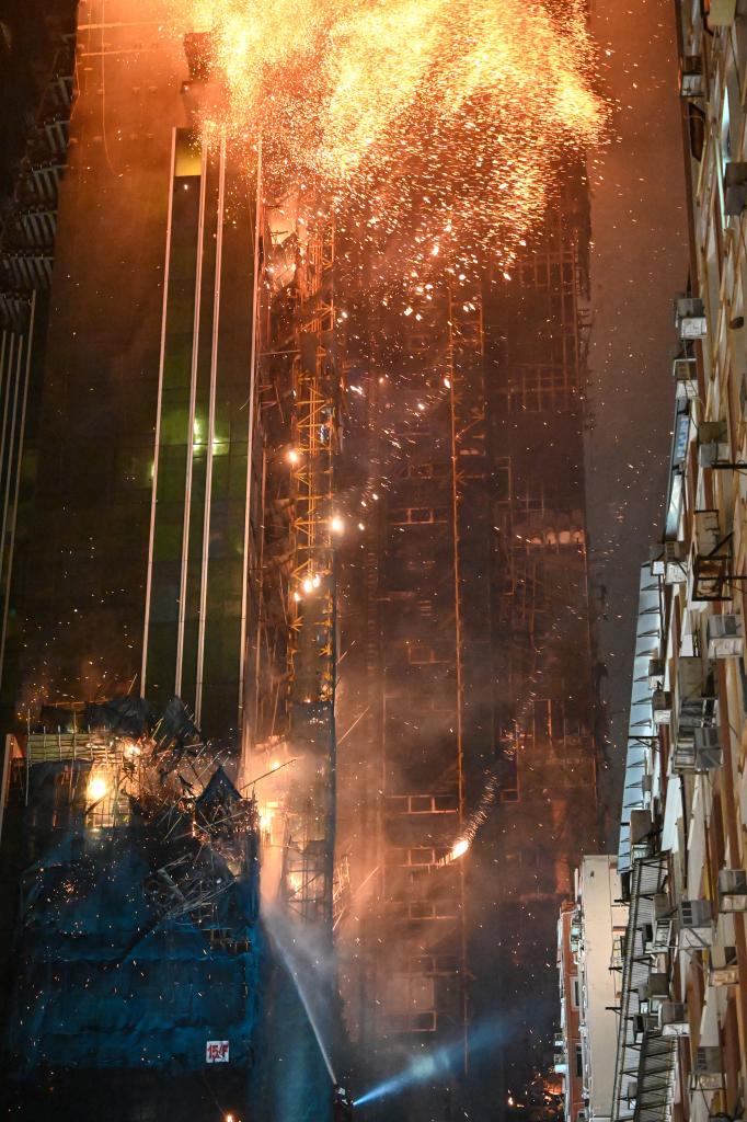 حريق هائل في ناطحة سحاب قيد الإنشاء بهونغ كونغ