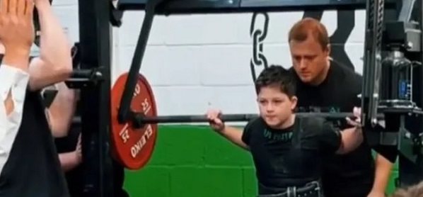 'أقوى تلميذ بريطاني'.. عمره 10 سنوات ورفع 115 كيلوغراما