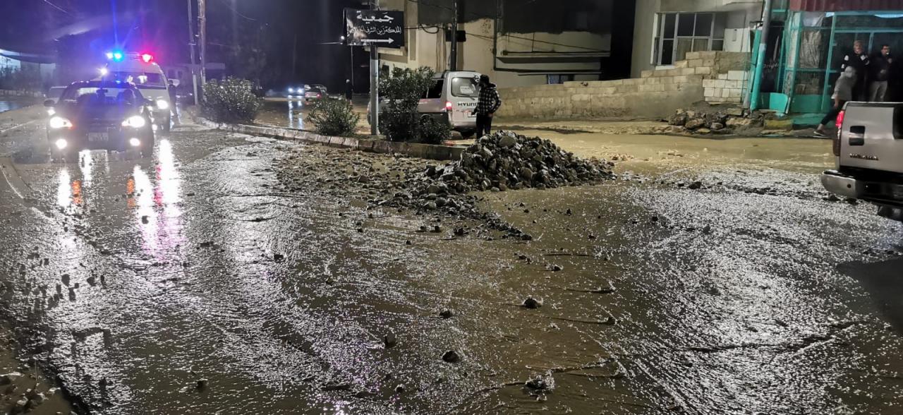 صورة حول : بالصور: سيول جارفة تتسبب بإغلاق طرق في الطفيلة بالصور: سيول جارفة تتسبب بإغلاق طرق في الطفيلة
