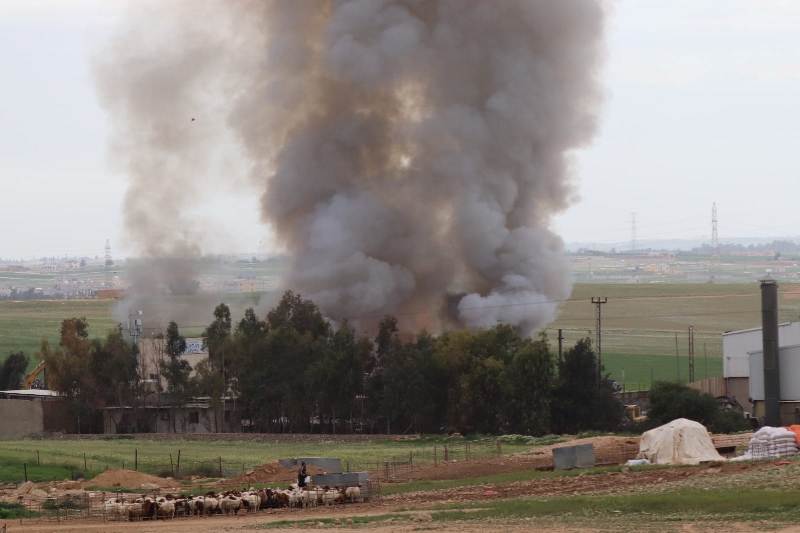 اندلاع حريق بمصنع في بلدة الجيزة ..صور