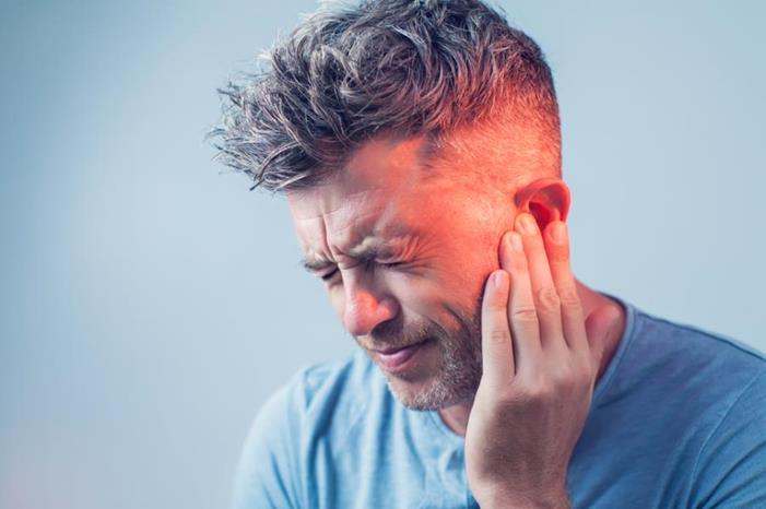 5 طرق للتعامل مع طنين الأذن عند النوم