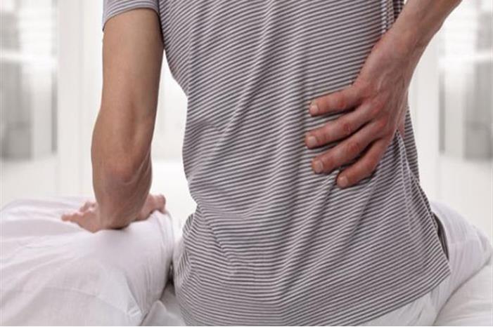 5 عادات خاطئة تسبب ألم الظهر بعد سن الأربعين