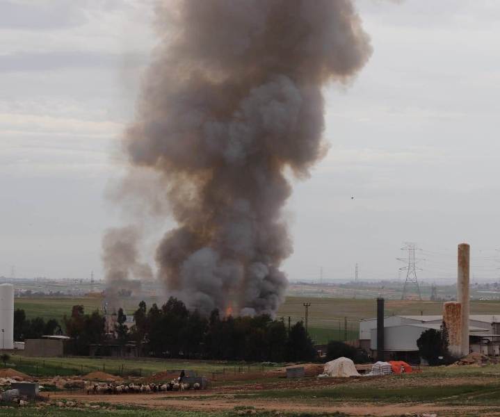 اندلاع حريق بمصنع في بلدة الجيزة ..صور