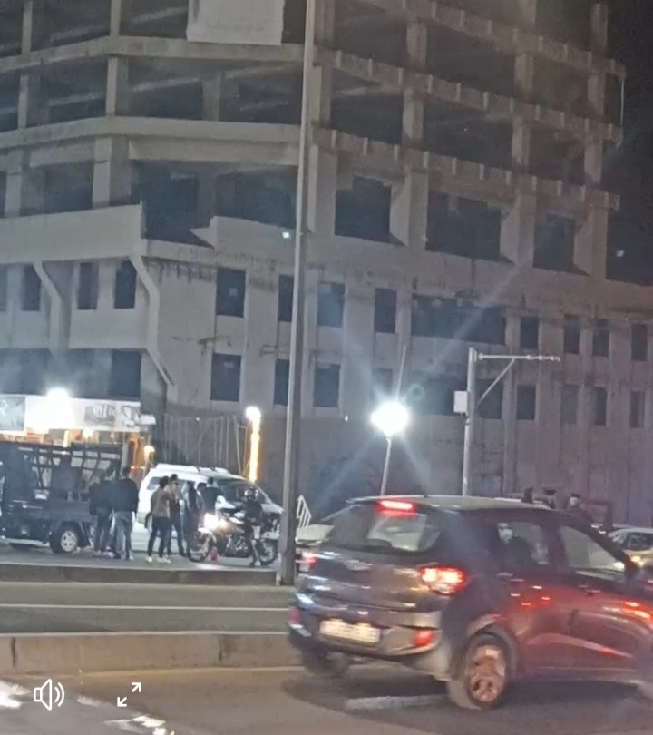 صور ... مواطن يهدد بالانتحار في طبربور ويطلب مقابلة مدير الأمن شخصيا