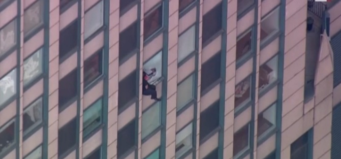 كاميرا ترصد شرطيًا ينقذ رجلًا حاول القفز من الطابق 31