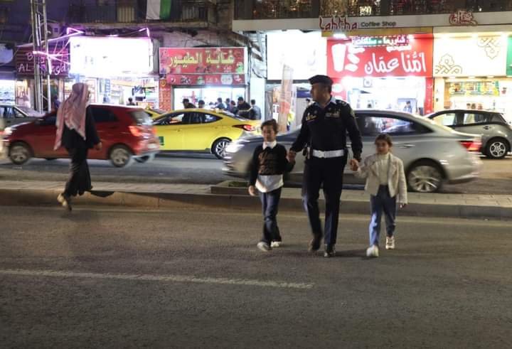 صورة حول : بالصور .. نشامى الأمن العام أثناء اداء واجباتهم في نهاية الأسبوع بالصور .. نشامى الأمن العام أثناء اداء واجباتهم في نهاية الأسبوع