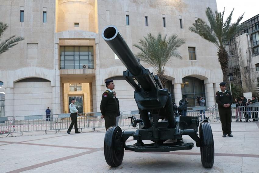 شاهدوا ... مدفع رمضان يصدح في الأردن من ساحة النخيل