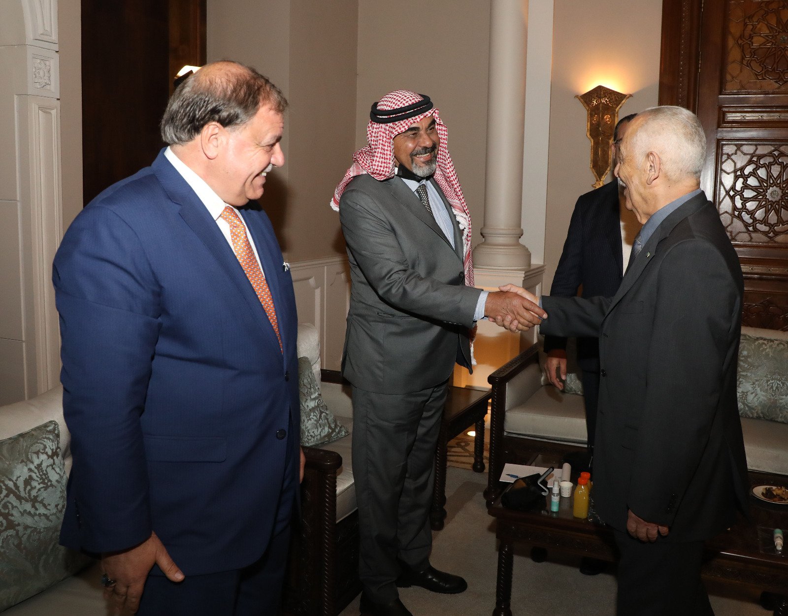 بالصور.. العيسوي يلتقي وفدا من مجلس قبيلة عباد