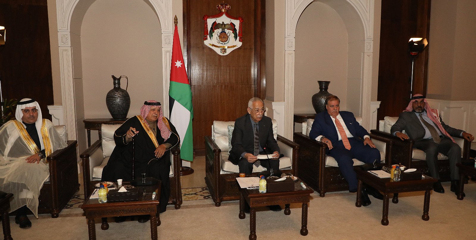 بالصور.. العيسوي يلتقي وفدا من مجلس قبيلة عباد