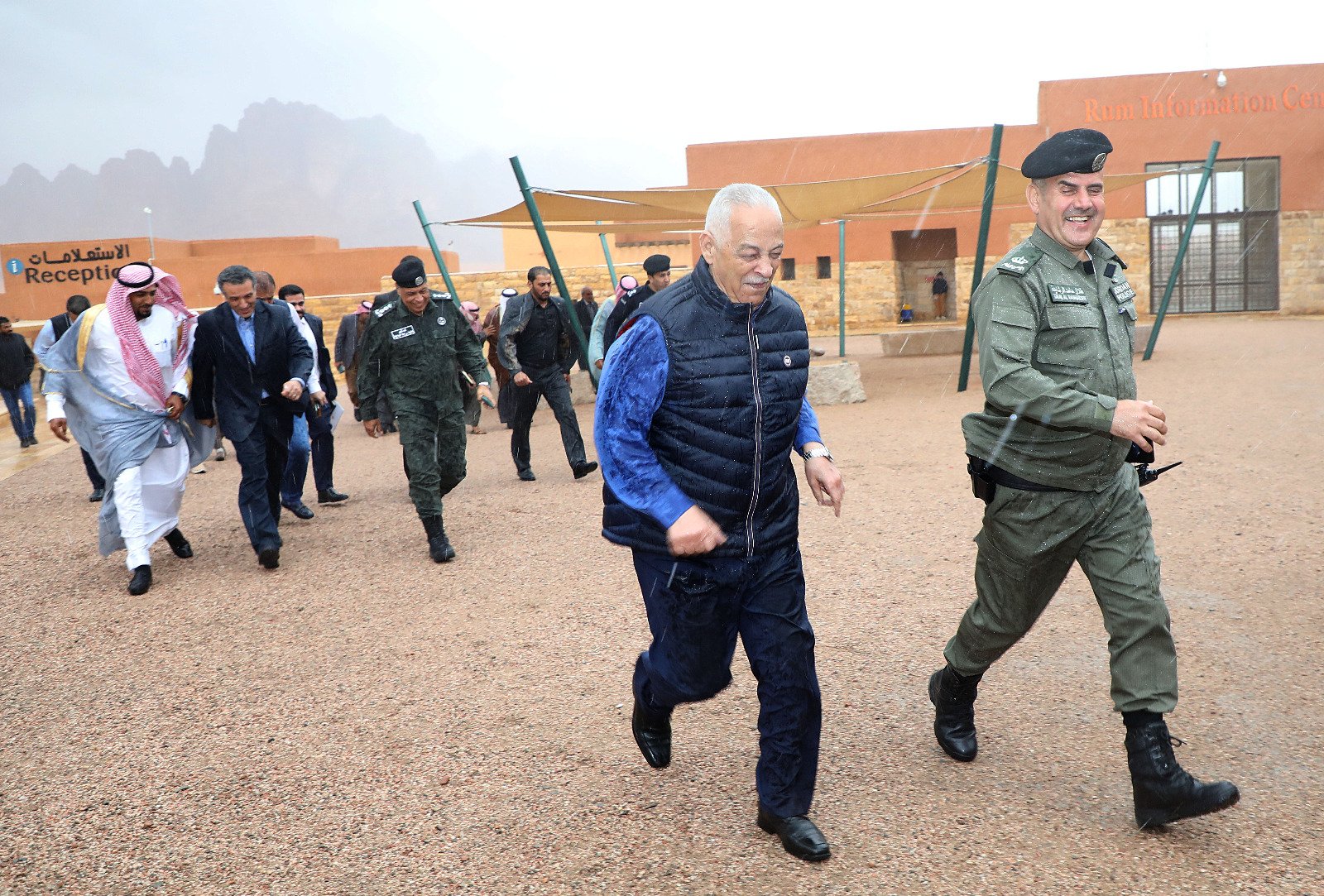 بالصور … العيسوي  يلتقي مجموعة من اهالي منطقة وادي رم والديسه والشاكريه والصالحيه في مركز زوار وادي رم