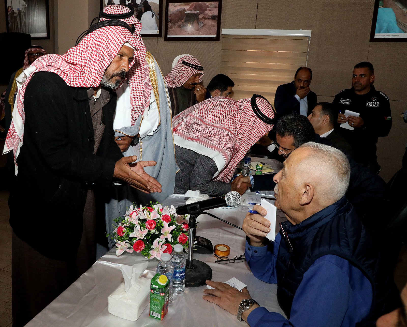 بالصور … العيسوي  يلتقي مجموعة من اهالي منطقة وادي رم والديسه والشاكريه والصالحيه في مركز زوار وادي رم