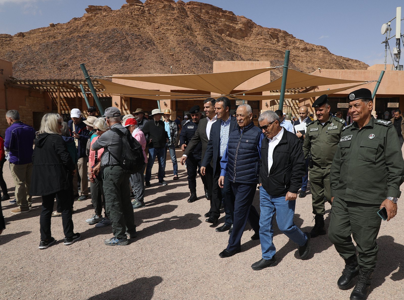 صورة حول : بالصور … العيسوي يلتقي مجموعة من اهالي منطقة وادي رم والديسه والشاكريه والصالحيه في مركز زوار وادي رم بالصور … العيسوي يلتقي مجموعة من اهالي منطقة وادي رم والديسه والشاكريه والصالحيه في مركز زوار وادي رم