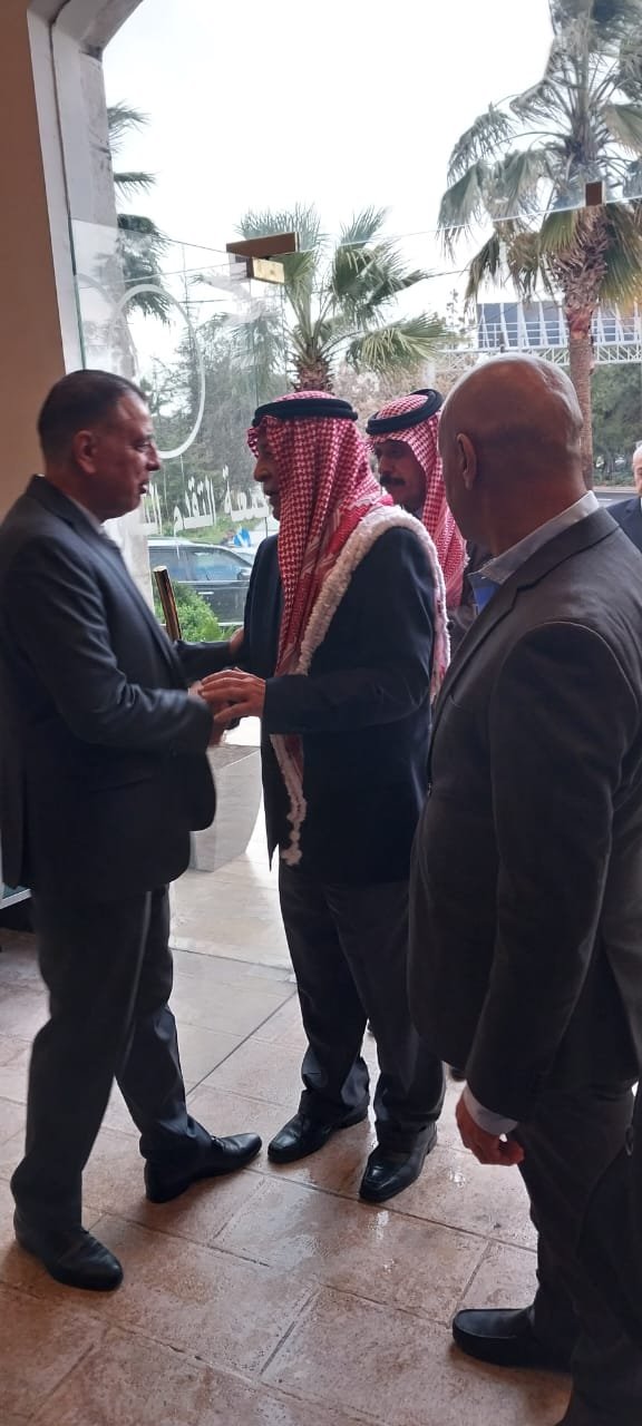 مندوبا عن الملك العيسوي يقدم واجب العزاء لعشيرة الفراية