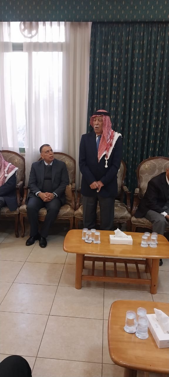 صورة حول : مندوبا عن الملك العيسوي يقدم واجب العزاء لعشيرة الفراية مندوبا عن الملك العيسوي يقدم واجب العزاء لعشيرة الفراية