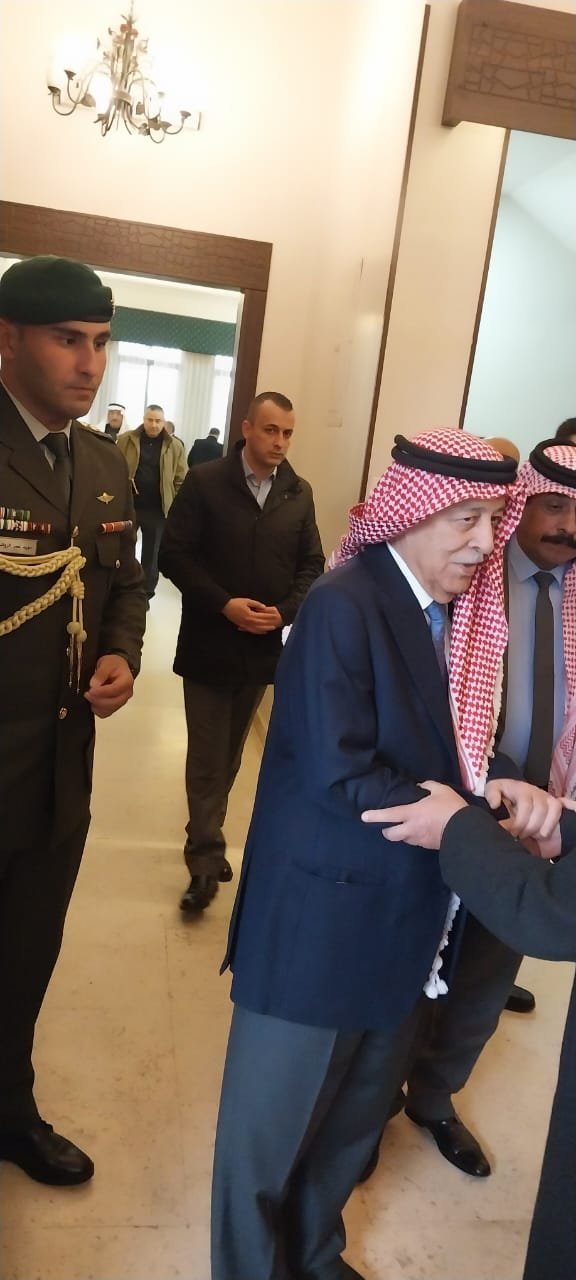 صورة حول : مندوبا عن الملك العيسوي يقدم واجب العزاء لعشيرة الفراية مندوبا عن الملك العيسوي يقدم واجب العزاء لعشيرة الفراية