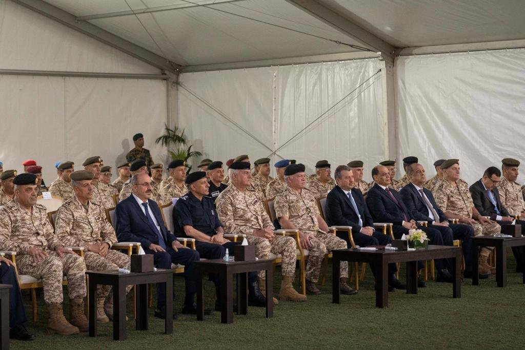 صورة حول : الملك يحضر مأدبة إفطار الجيش العربي الملك يحضر مأدبة إفطار الجيش العربي