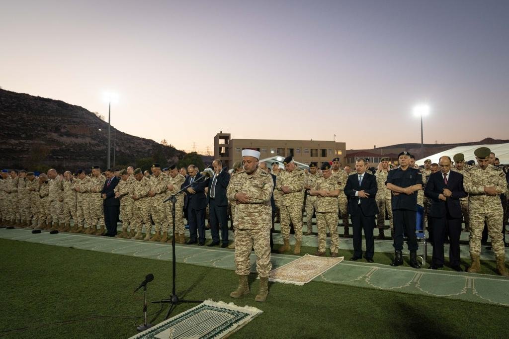 صورة حول : الملك يحضر مأدبة إفطار الجيش العربي الملك يحضر مأدبة إفطار الجيش العربي