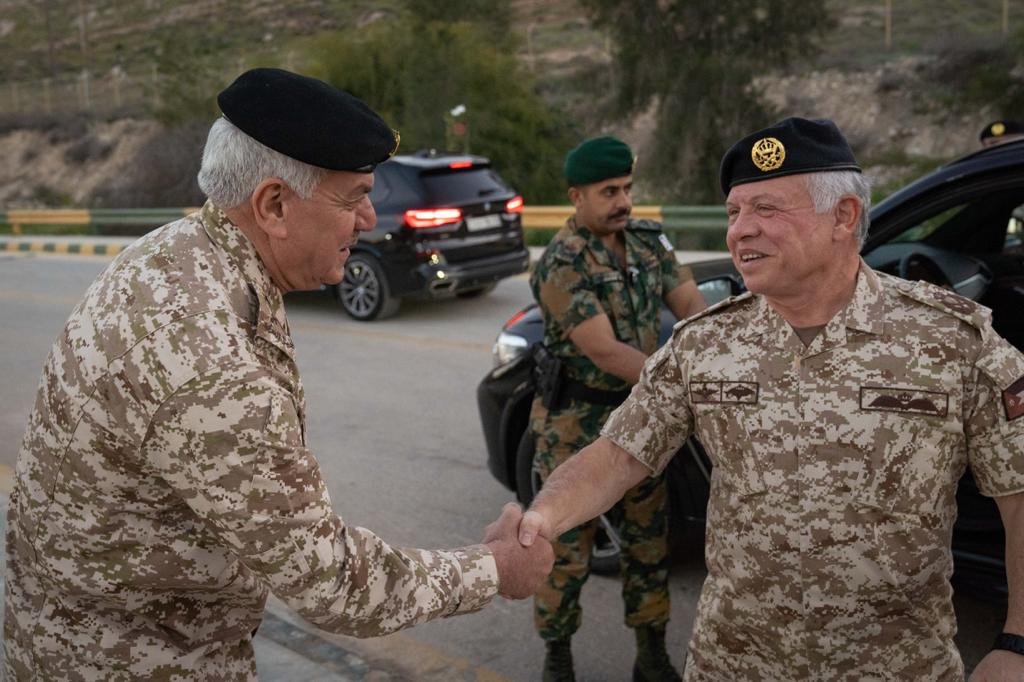 صورة حول : الملك يحضر مأدبة إفطار الجيش العربي الملك يحضر مأدبة إفطار الجيش العربي