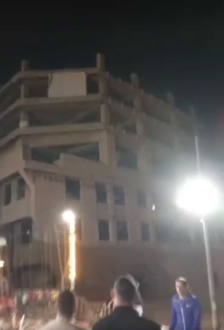 صور ... مواطن يهدد بالانتحار في طبربور ويطلب مقابلة مدير الأمن شخصيا