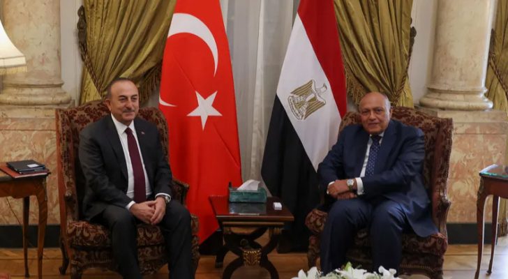 أول زيارة منذ عقد.. وزير الخارجية التركي يصل القاهرة