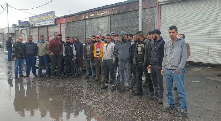 صورة حول : إربد.. إضراب عن العمل احتجاجا على إلزام أصحاب المحال بترخيص الهناجر إربد.. إضراب عن العمل احتجاجا على إلزام أصحاب المحال بترخيص الهناجر