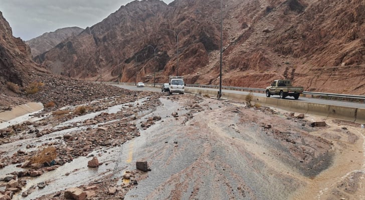 صورة حول : الأشغال تتعامل مع تدفق السيول في العقبة الأشغال تتعامل مع تدفق السيول في العقبة