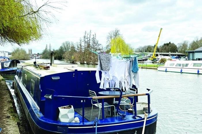 التضخم يجبر بريطانيين على السكن في قوارب