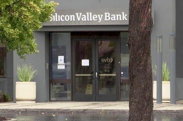صورة حول : العالم يترقب تداعيات انهيار بنك سيليكون فالي العالم يترقب تداعيات انهيار بنك سيليكون فالي